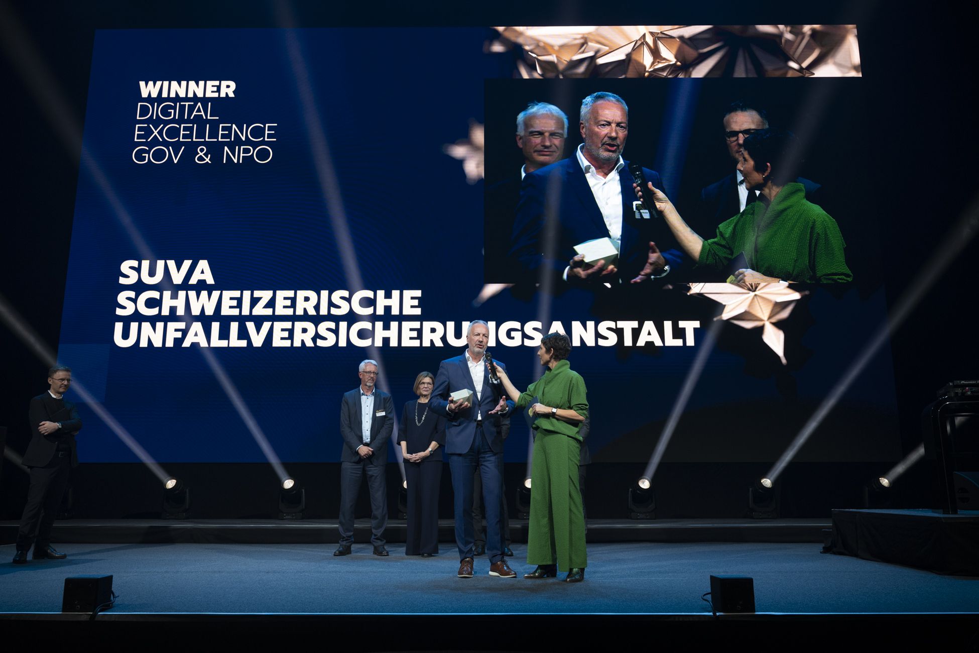Sieger-Gruppe SUVA bei der Siegerehrung des DEA auf der Bühne.