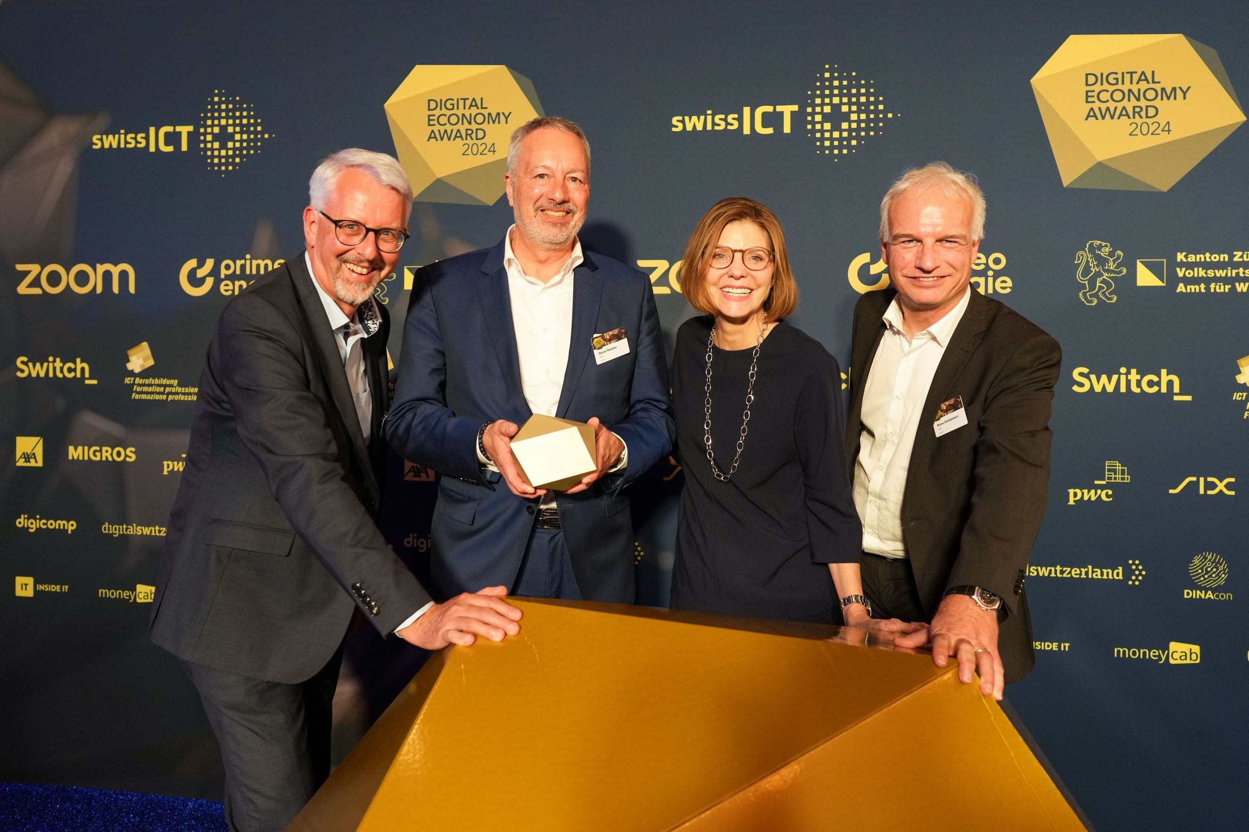 Sieger-Gruppe SUVA vor überdimensionalem DEA-Award.