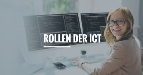Frau arbeitet im Büro an einem Computer und lächelt über die Schulter in die Kamera. Aufschrift: Rollen der ICT