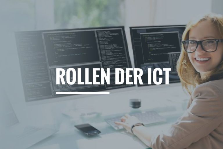 Frau arbeitet im Büro an einem Computer und lächelt über die Schulter in die Kamera. Aufschrift: Rollen der ICT