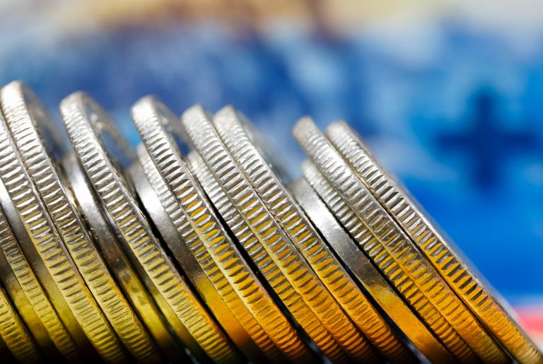 Nahaufnahme aufgereihter Münzen