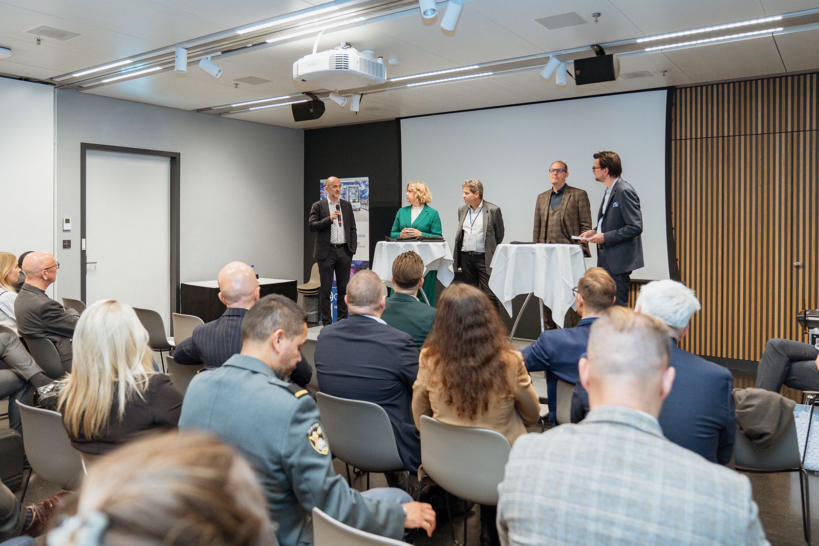Podium: (v.l.) Mihkel Tikk, Deputy Commander Cyber Command Estonian Defence Forces, Doris Põld, CEO ITL Estonia & Vizepräsidentin Digital Europe, Ralf Schneider, Head Cybersecurity & NextGenIT Think Tank Allianz, Florian Schuetz, Direktor, Bundesamt für Cybersicherheit (BACS), Lukas Mäder, Redaktor Technologie & Geopolitik NZZ
