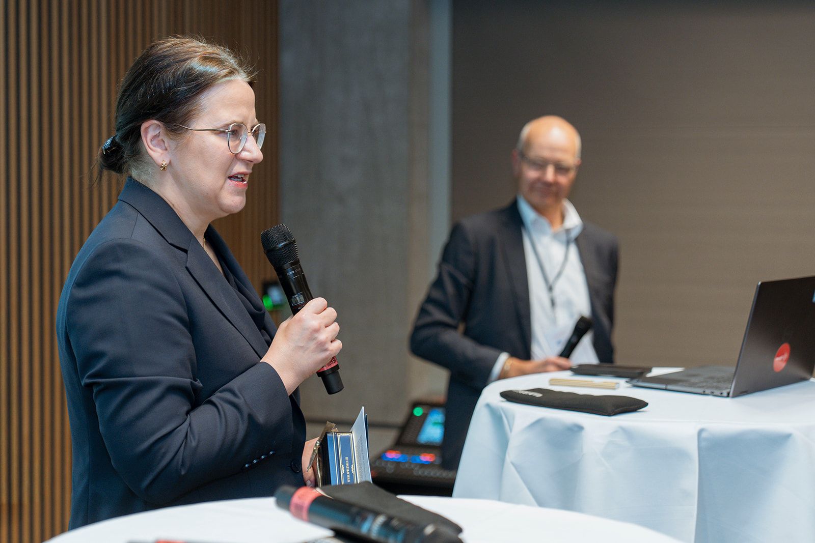 Ministerin für Justiz und digitale Angelegenheiten, Estland, und Christian Hunziker, Geschäftsleiter swissICT