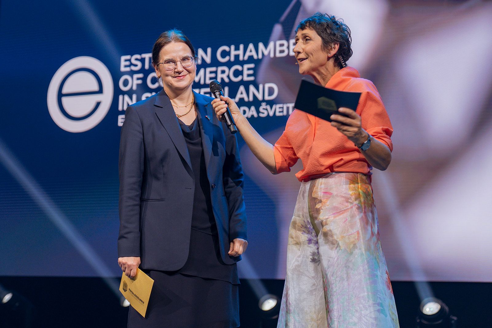 Moderatorin Monikä Schärer und Liisa-Ly Pakosta, Ministerin für Justiz und digitale Angelegenheiten Estland