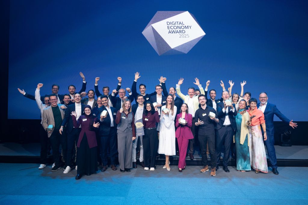 Gruppenfoto alle Gewinner:innen Deigital Economy Award 2025