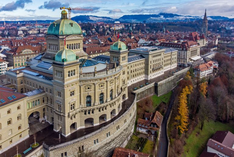Bundeshaus Bern von schräg oben fotografiert.
