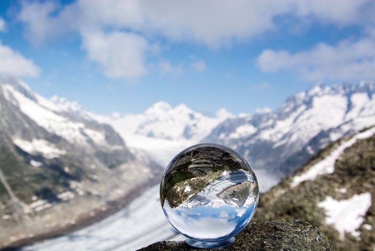 Glaskugel im Vordergrund, im Hintergrund der Aletschgletscher.